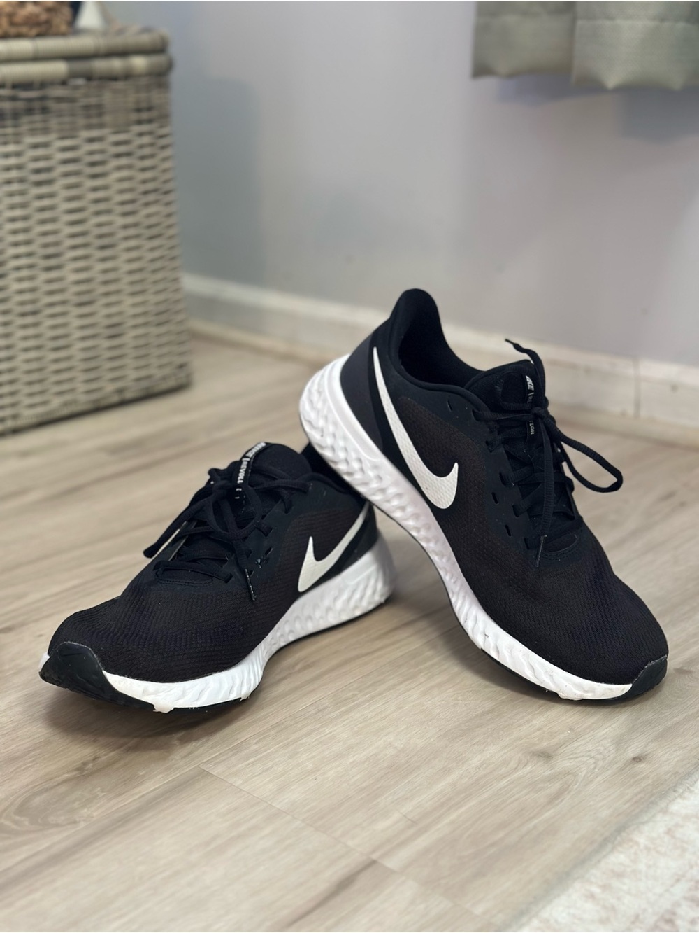 Nike Revolution 5 Men’s Black White Running Shoes Sneakers Size 11.5 Wide
